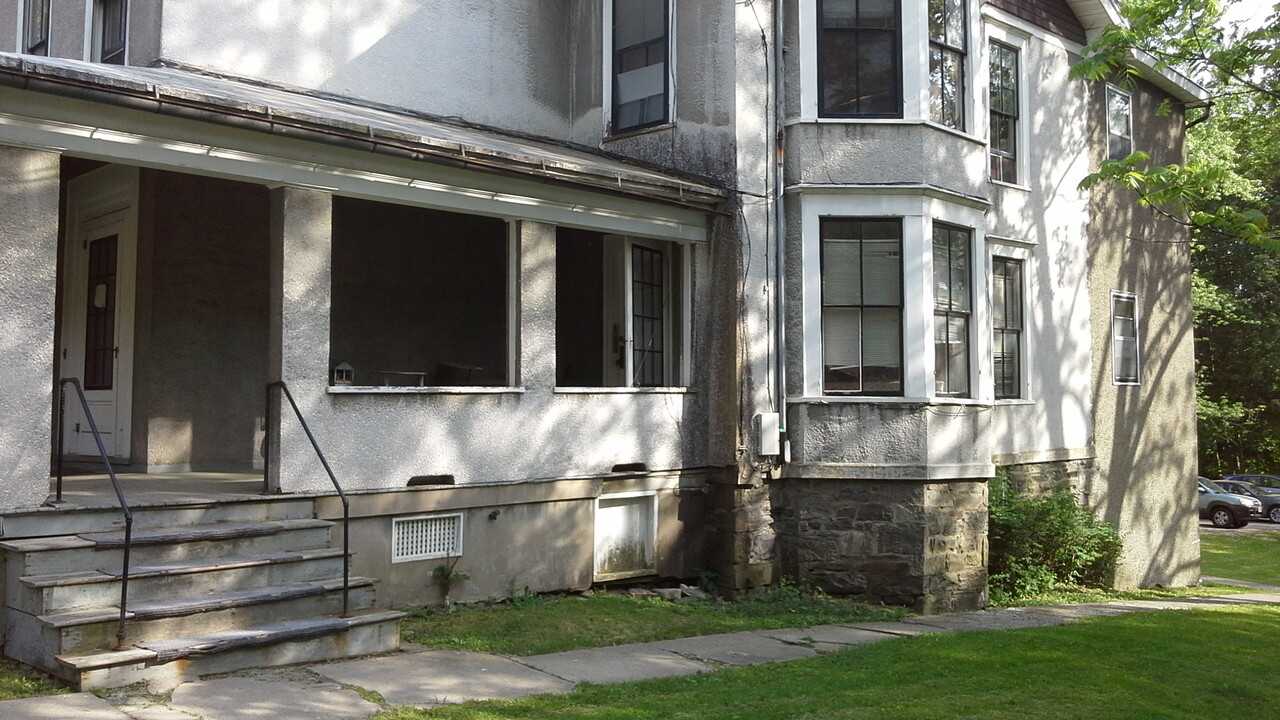 927 E State St, Unit 1R in Ithaca, NY - Foto de edificio