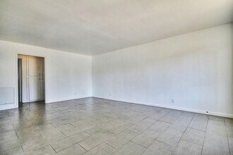 6668 Del Playa Dr in Isla Vista, CA - Foto de edificio - Building Photo