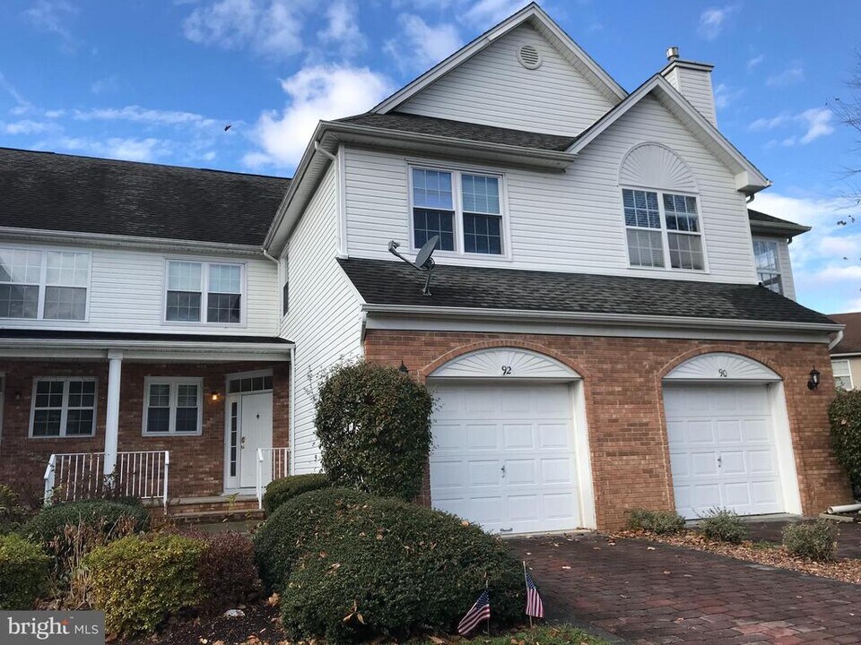 92 Shelley Cir in East Windsor, NJ - Foto de edificio