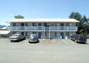 Sunset Manor in Roseburg, OR - Foto de edificio - Building Photo