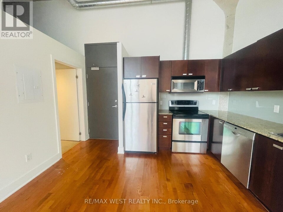 637 Lake Shore Blvd W in Toronto, ON - Building Photo