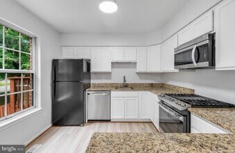 46607 Carriage Ct in Sterling, VA - Building Photo - Building Photo