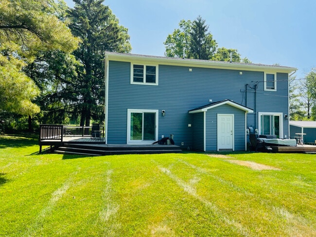 5540 Bentley Lake Rd in Howell, MI - Foto de edificio - Building Photo