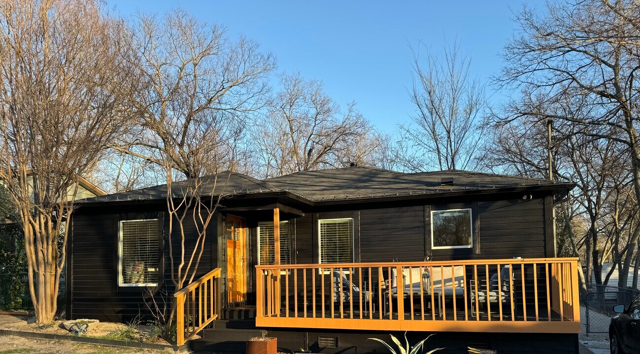 8714 San Benito Way in Dallas, TX - Foto de edificio