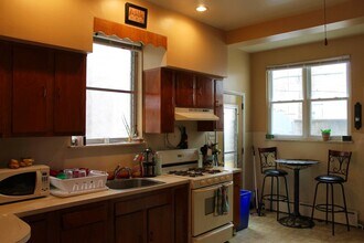 1023 Cross St in Philadelphia, PA - Building Photo - Building Photo
