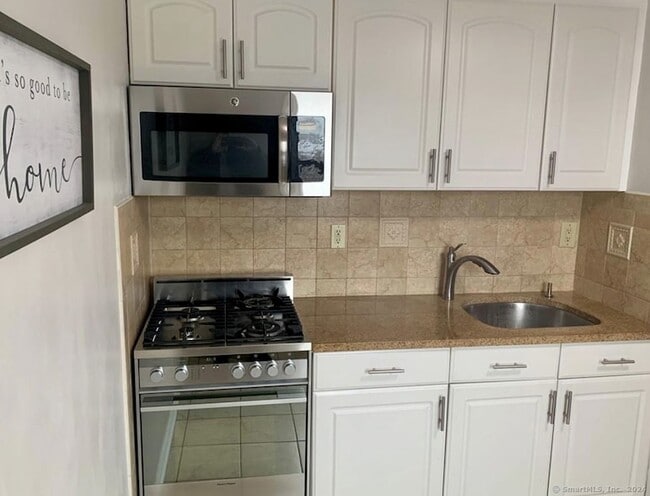 1070 E Main St, Unit 2 in Stamford, CT - Building Photo - Building Photo