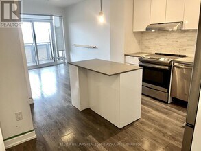 2520-2520 Eglinton Ave W in Mississauga, ON - Building Photo - Building Photo