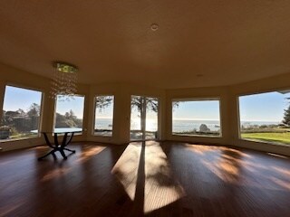 112 Schooner Bay Dr in Brookings, OR - Building Photo