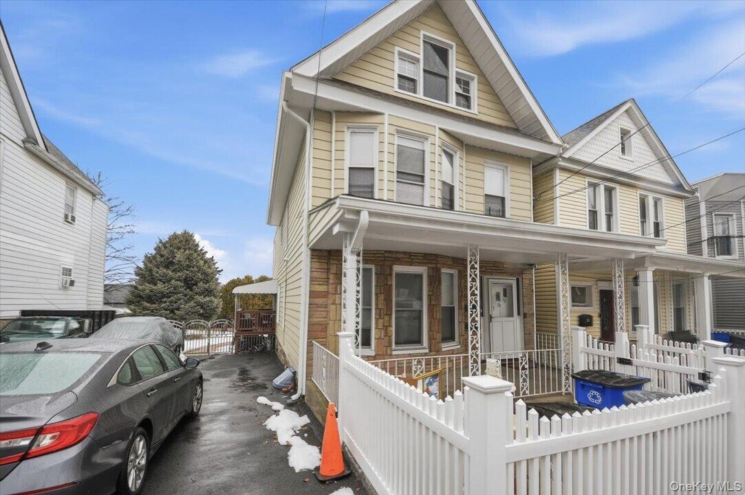 169 Lockwood Ave in Yonkers, NY - Building Photo