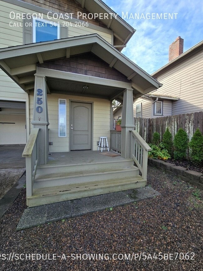 250 SE 2nd St in Newport, OR - Building Photo - Building Photo