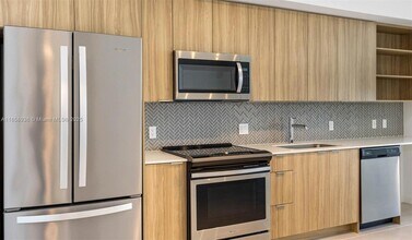 2150 N Bayshore Dr, Unit 0605 in Miami, FL - Building Photo - Building Photo