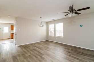 525 Linacre Dr in Crowley, TX - Foto de edificio - Building Photo