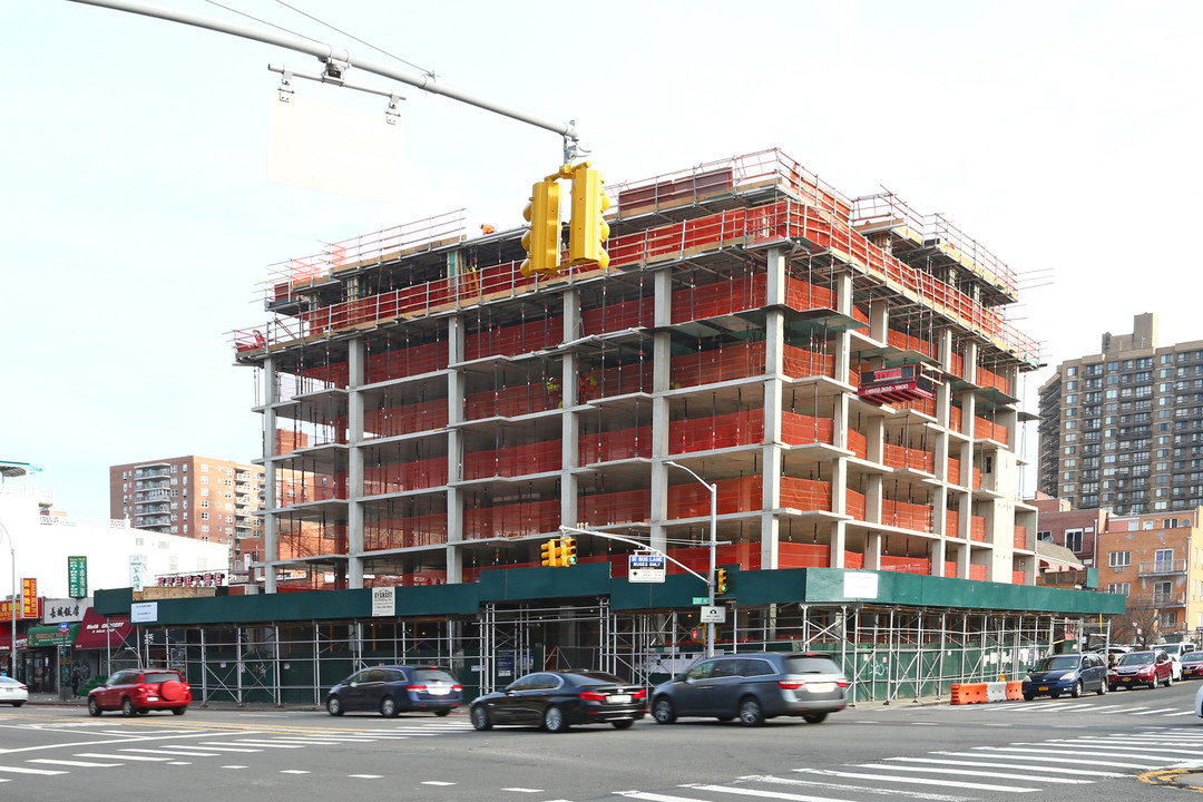 137-35 Elder Ave in Flushing, NY - Building Photo