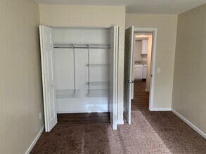 1668 Brownstone Blvd, Unit 631 in Toledo, OH - Foto de edificio - Building Photo