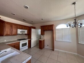 336 S Holland Ct in Visalia, CA - Building Photo - Building Photo