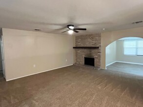 103 Meadow Way in Converse, TX - Building Photo - Building Photo
