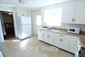 144 School St in Waltham, MA - Foto de edificio - Building Photo