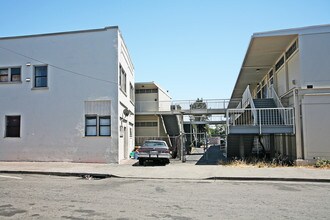 2802 68th in Oakland, CA - Foto de edificio - Building Photo