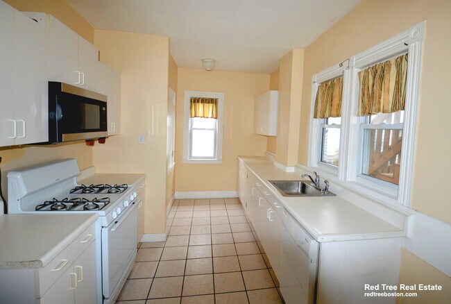 3 Washburn Pl, Unit 3