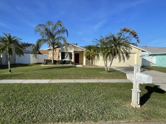 15817 Pennington Rd in Tampa, FL - Building Photo - Building Photo