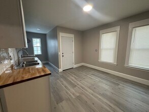 37 Cortland St, Unit 1 in Springfield, MA - Building Photo - Building Photo