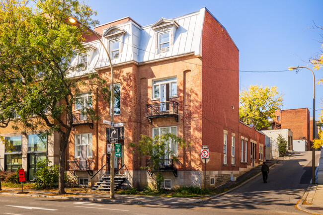 525 Viger Av E in Montréal, QC - Building Photo - Primary Photo