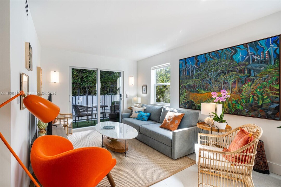 61 Collins Ave in Miami Beach, FL - Building Photo