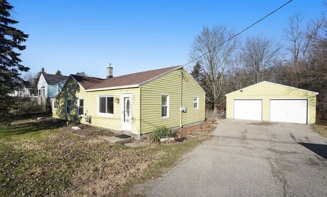 2811 3 Mile Rd NE in Grand Rapids, MI - Foto de edificio - Building Photo