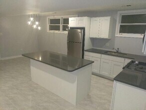 6042 S Kolmar Ave, Unit G in Chicago, IL - Foto de edificio - Building Photo