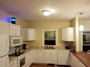 66 Lake Dr in Shutesbury, MA - Foto de edificio - Building Photo