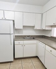 5201 Geneva Way, Unit 307 in Doral, FL - Building Photo - Building Photo