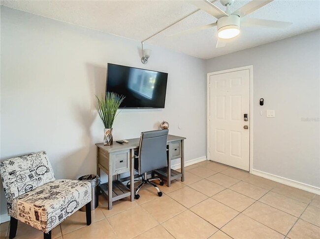 4145 Dolphin Dr in Tampa, FL - Building Photo - Building Photo