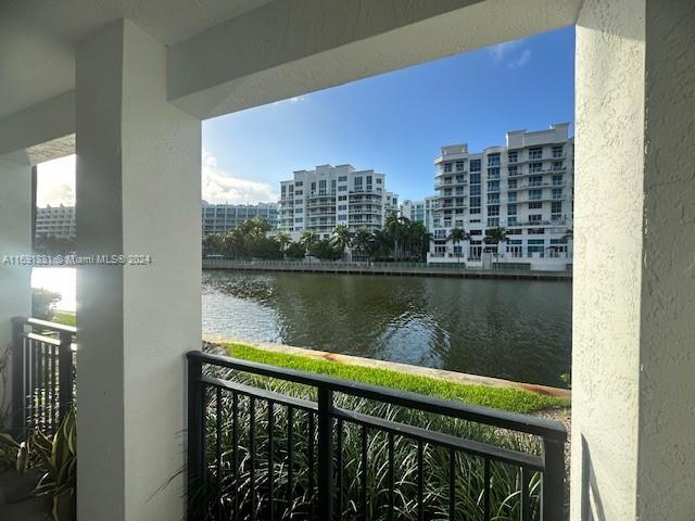 3175 NE 184th St in North Miami Beach, FL - Foto de edificio - Building Photo