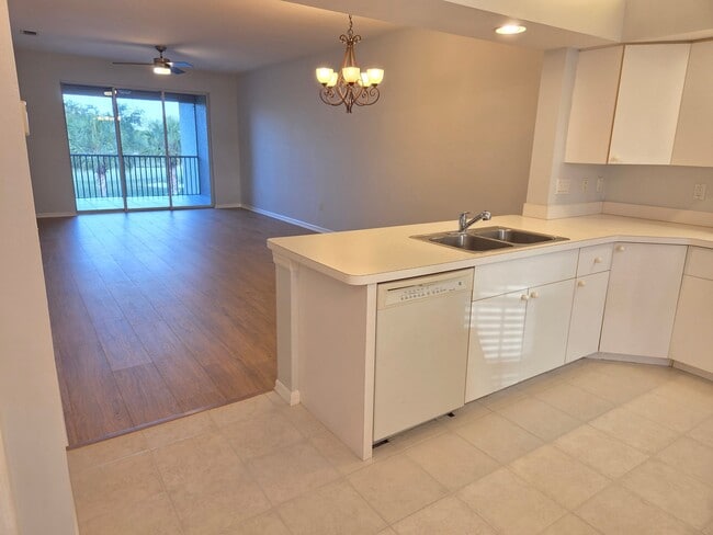 14201 Patty Berg Dr, Unit Apt 203 in Ft. Myers, FL - Foto de edificio - Building Photo