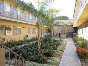 4439 Ocean View Blvd in Montrose, CA - Foto de edificio - Building Photo