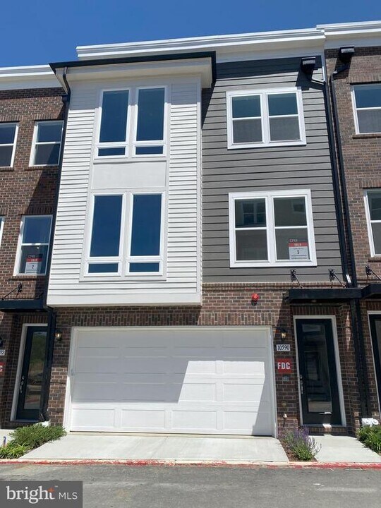 10590 Red Oak St in Fairfax, VA - Building Photo