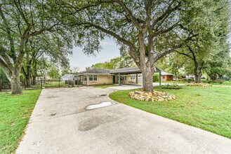 1210 Vince St in Pasadena, TX - Foto de edificio - Building Photo