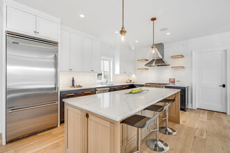 25 Henry St in Greenwich, CT - Building Photo - Interior Photo