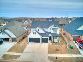 8216 Jenny Ln in Edmond, OK - Foto de edificio - Building Photo