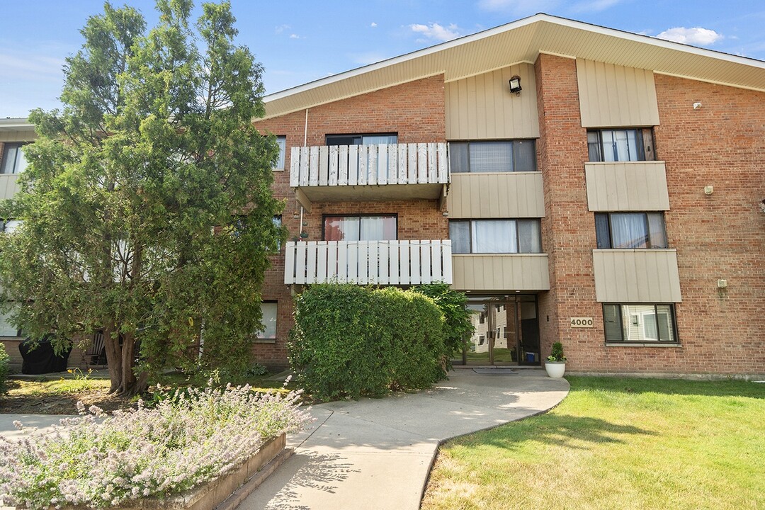 4000 Bayside Dr in Palatine, IL - Foto de edificio