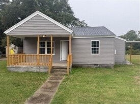128 Johnson St in Red Springs, NC - Building Photo