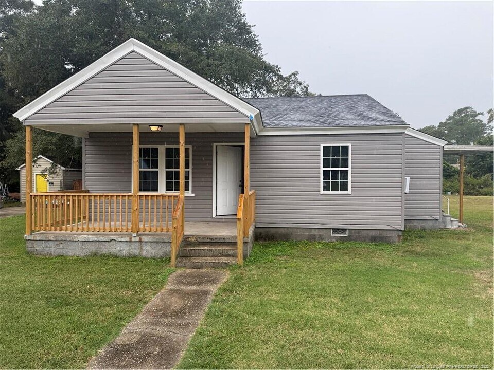 128 Johnson St in Red Springs, NC - Building Photo