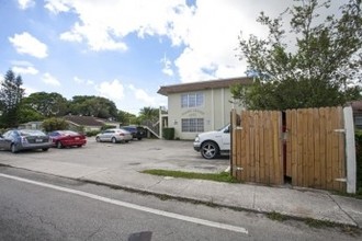 Golden Sunset Apartments in Hollywood, FL - Building Photo - Building Photo