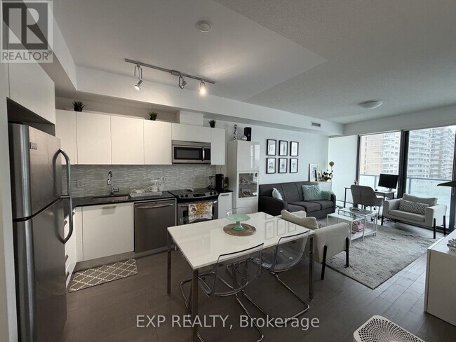 1815 Yonge St in Toronto, ON - Building Photo - Building Photo