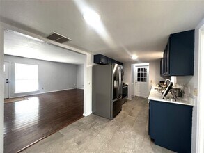 421 Dauphin Ave in Edmond, OK - Building Photo - Building Photo