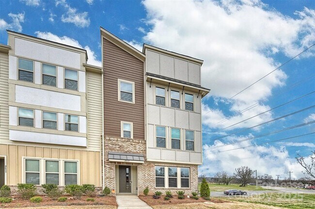 2635 Statesville Ave in Charlotte, NC - Building Photo - Building Photo