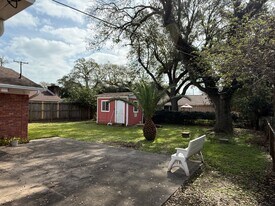 7 Maple Ln in Galveston, TX - Building Photo