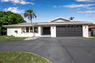 1649 Stanford Ln in Sarasota, FL - Foto de edificio - Building Photo