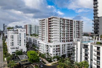 Quantum Apartments in Fort Lauderdale, FL - Building Photo - Building Photo