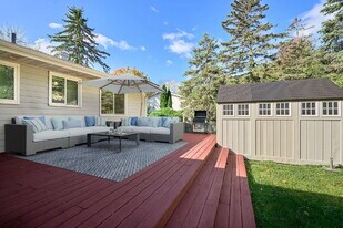 8106 Dakota Ln in Chanhassen, MN - Building Photo